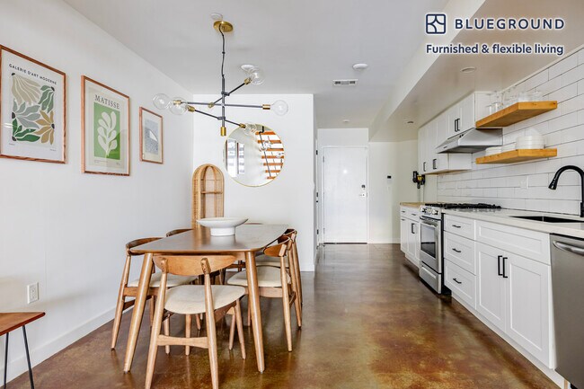 Building Photo - 654 N Virgil Ave