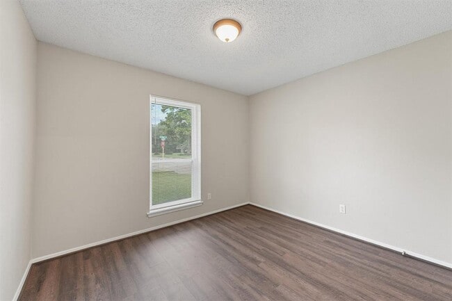 Building Photo - 7103 Foxway Ln