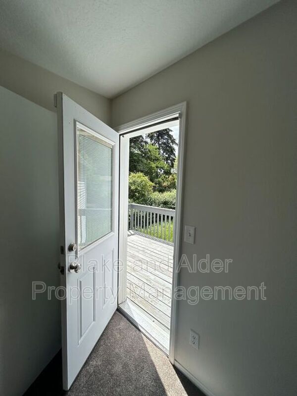 Building Photo - 5609 SE 117th Ave