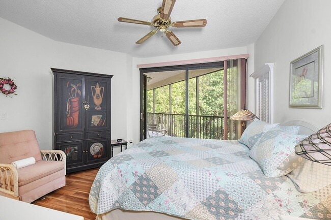 Building Photo - 221 NE Plantation Rd