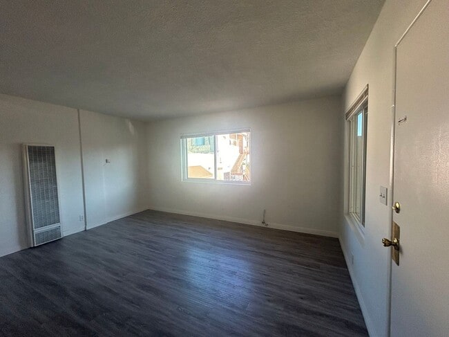 Building Photo - Top Floor Apartment, 1 Bed + 1 Car Garage, Long Beach