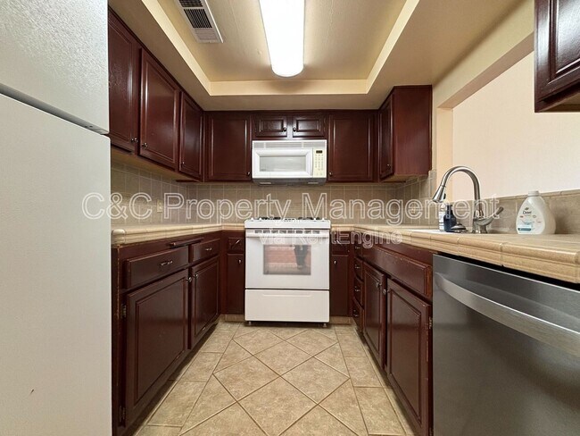 Building Photo - 2890 E Huntington Blvd