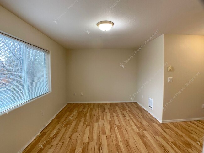 Building Photo - Bright 3 BR - 3 BA Townhouse in Redmond