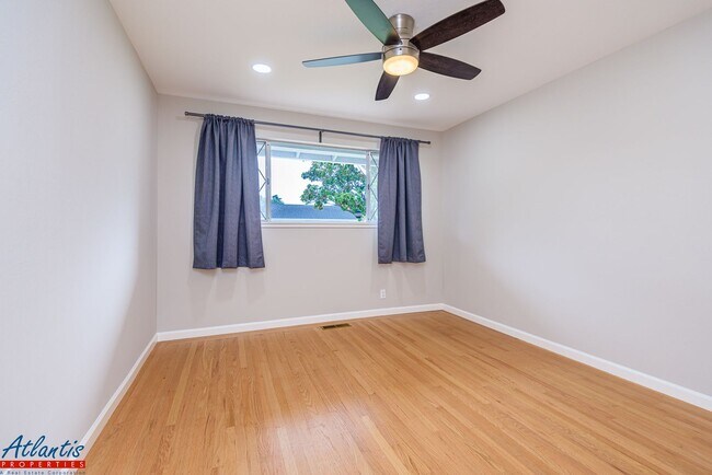 Building Photo - Beautiful Home | Remodeled | Desirable Location