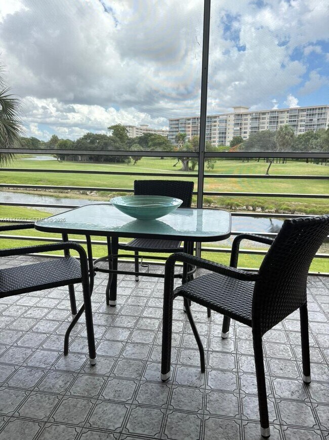 Building Photo - 555 Oaks Ln