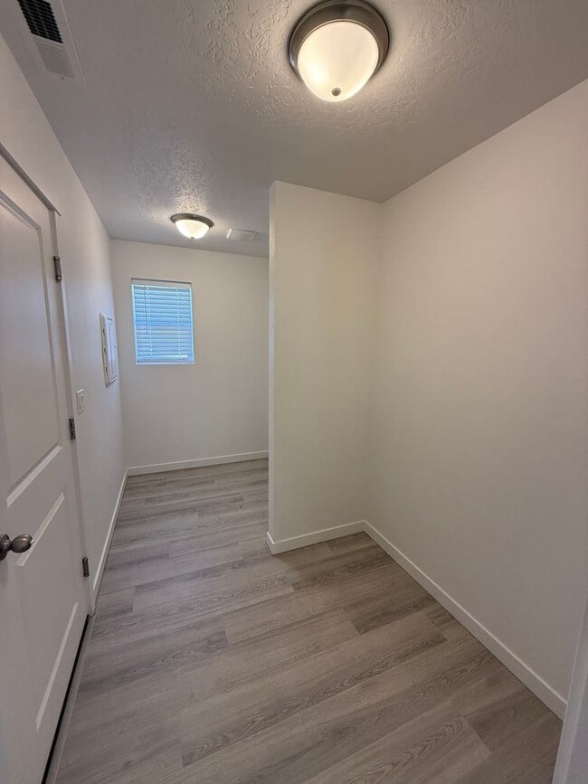 Building Photo - Half Off First Months Rent!- Unfurnished H...