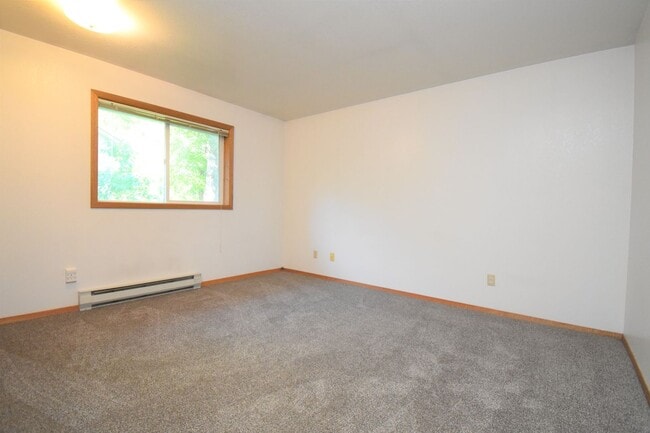 Building Photo - 2 Bed with Carport! Walk to MSU! Pet Frien...