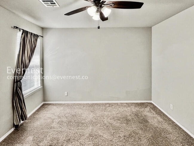 Building Photo - 3 Bed/2 Bath Home with Fenced Yard & Garage / Pet-Friendly / Available Soon!