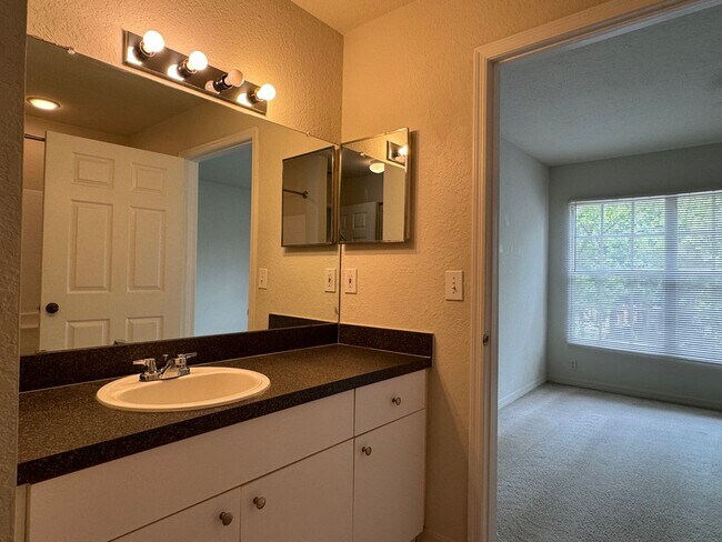 Building Photo - 1-Bedroom Condo with Loft & Washer/Dryer a...
