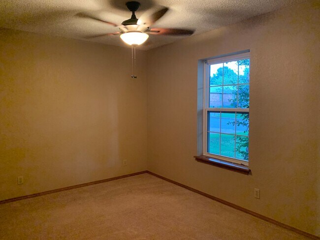Building Photo - Well Maintained Home In Glenpool!