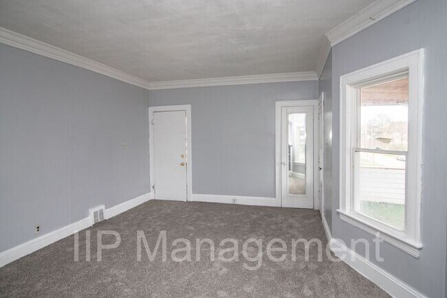 Building Photo - Charming and Refinished 2 Bedroom in Cleve...