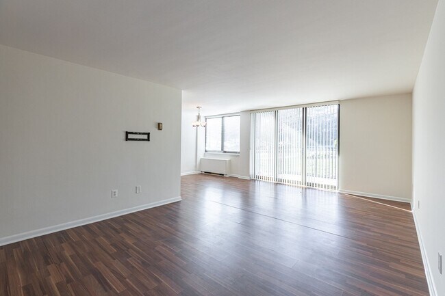 Building Photo - Charming garden-level 2-bedroom, 1-bath home