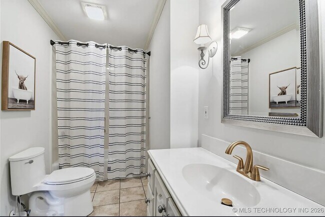 Building Photo - Exquisite custom home with high end finishes located in the gated community of Maple Ridge Village