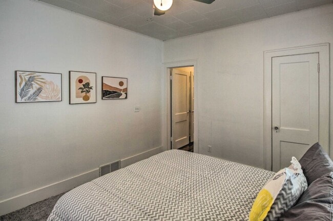 Building Photo - Newly remodeled, fully furnished adorable bungalow in a great location!