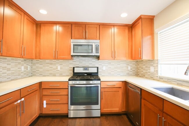 Building Photo - Newer Contemporary Home for Rent - Conveni...