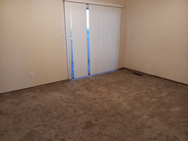 Building Photo - Spacious 2 Bedroom 3 Bathroom!! Pictures a...