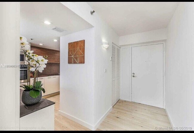 Building Photo - 7601 E Treasure Dr