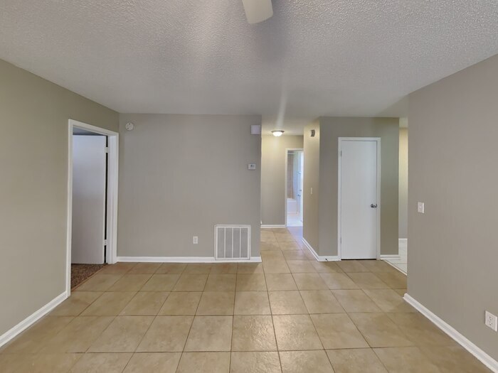 Building Photo - 950 Turtle Creek Dr S