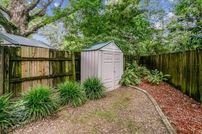 Building Photo - Adorable two-bedroom home with bonus room