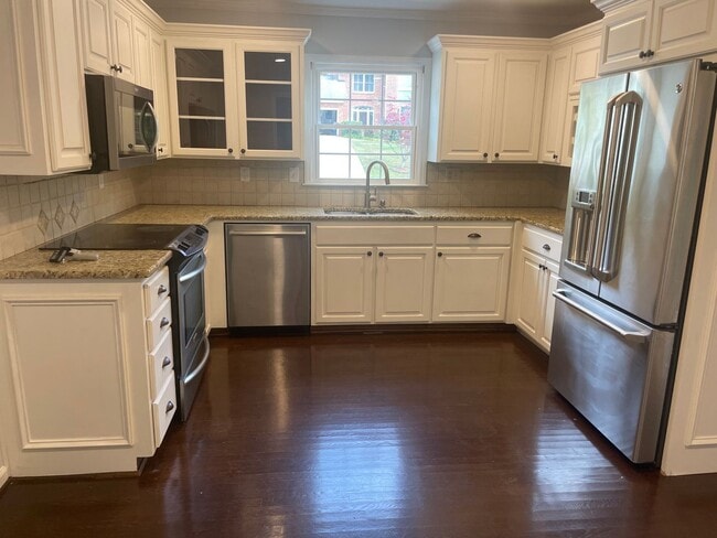 Building Photo - Spacious 4 Bedroom near Guilford College