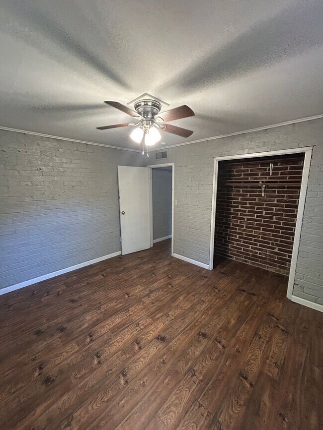 Building Photo - 400-402 Dyer