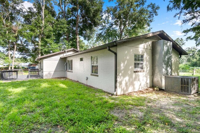 Building Photo - 3BR Home on Oversized Lot with Shed & Greenhouse