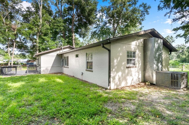 Building Photo - Gardener's Paradise! 3BR Home on Oversized Lot with Shed & Greenhouse