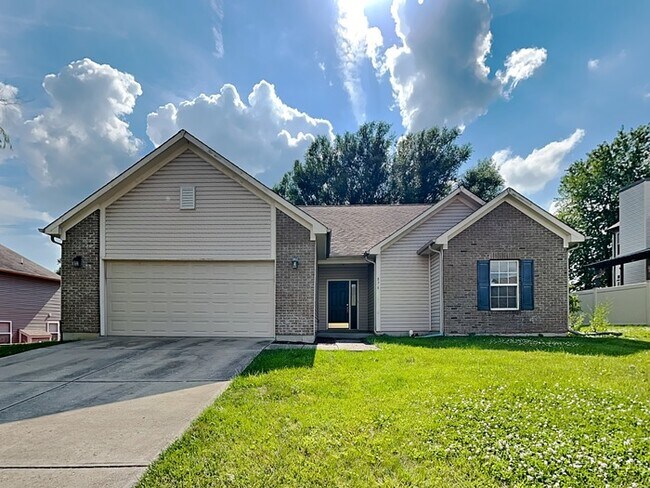 Primary Photo - 3 bed 2 bath in Avon with privacy fence an...