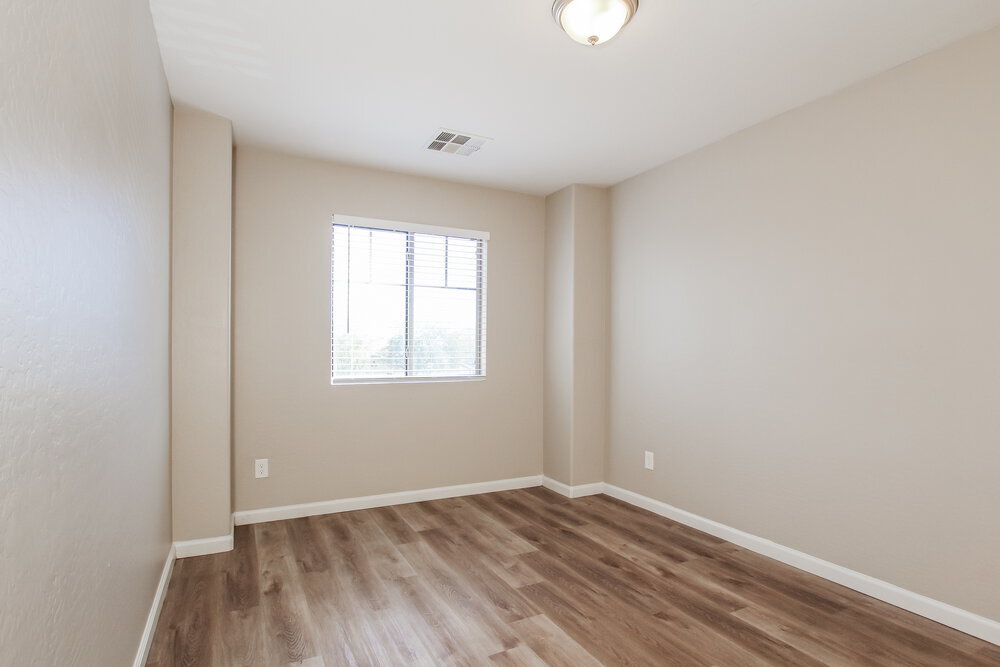 Building Photo - 6736 W Desert Ln