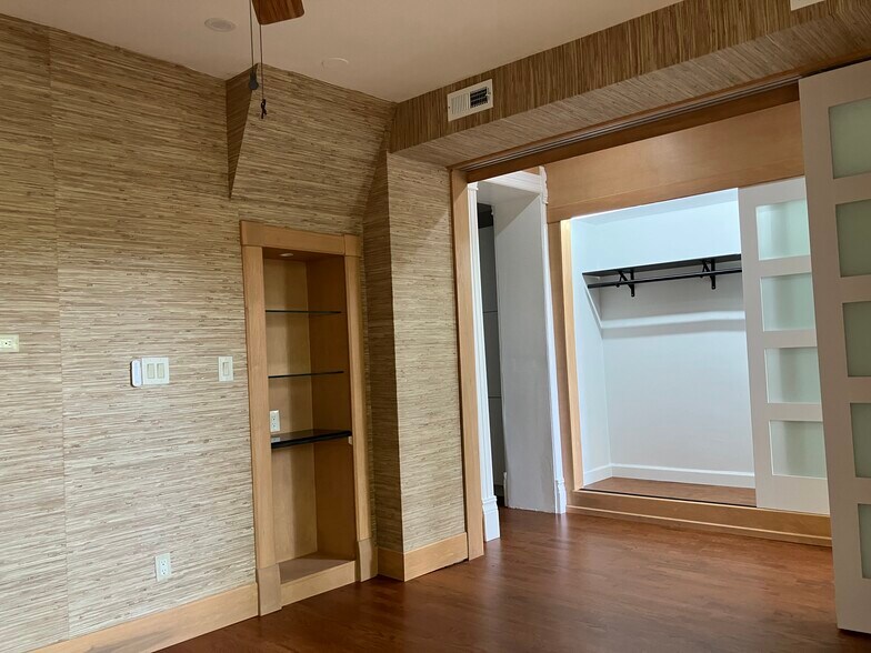Building Photo - 1102 N Wolcott Ave