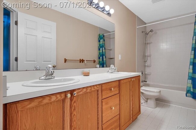 Building Photo - 2565 River Woods Dr N