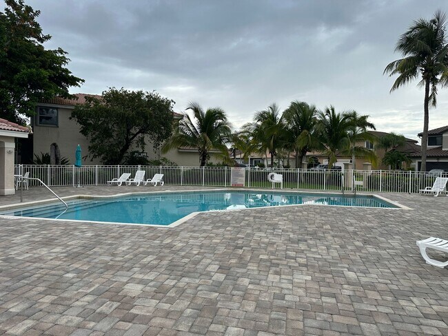 Building Photo - Single Family house in Silver Lakes - Pemb...