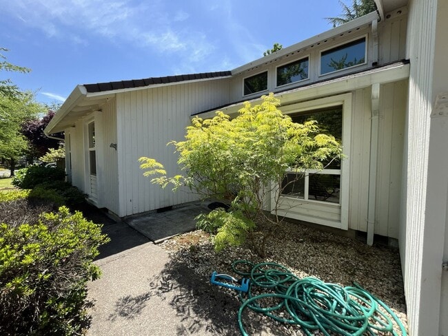 Building Photo - Charming Single-Level Home with Multiple Living Areas and Spacious Backyard Retreat