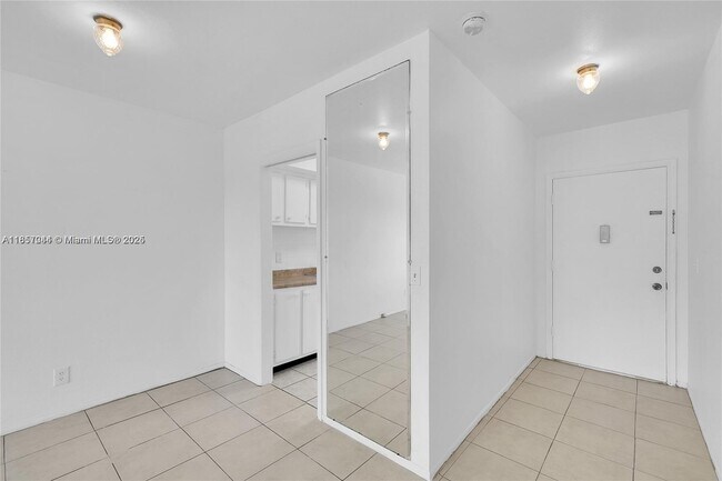 Building Photo - 1050 E Sample Rd
