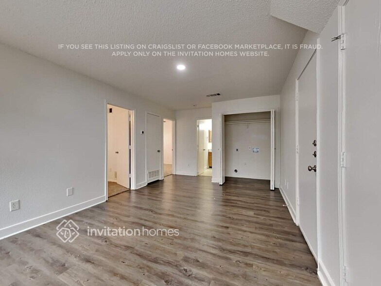 Building Photo - 2107 Camelot Dr