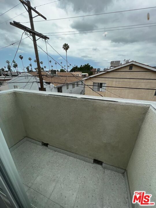 Building Photo - 1529 N Kingsley Dr