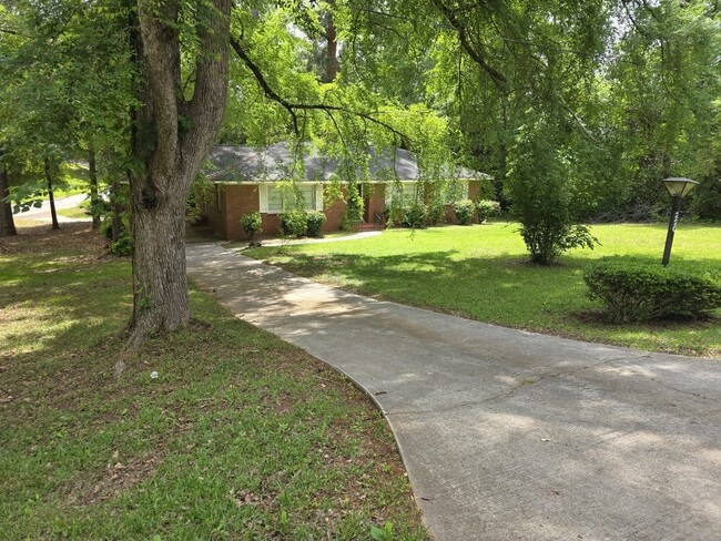 Building Photo - 220 Lakeshore Dr