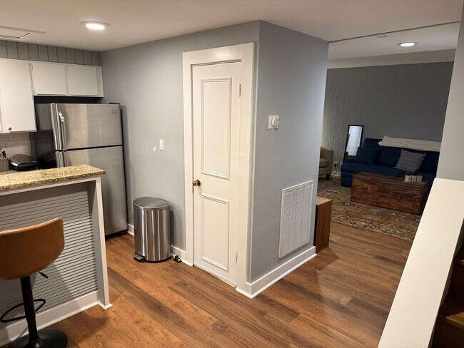 Building Photo - 1515 1/2 S Carson Ave