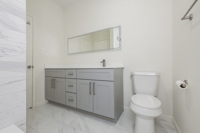 Building Photo - 17441 Red Oak Dr