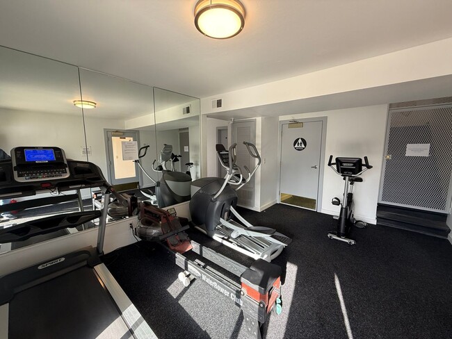 Building Photo - ONE BEDROOM ONE BATH UPDATED UPPER UNIT CONDO IN LARKSPUR ISLE