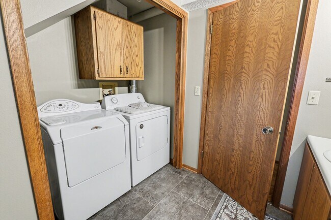 Building Photo - For Rent – 4 Bedroom Home in Sunset Hills, Pella