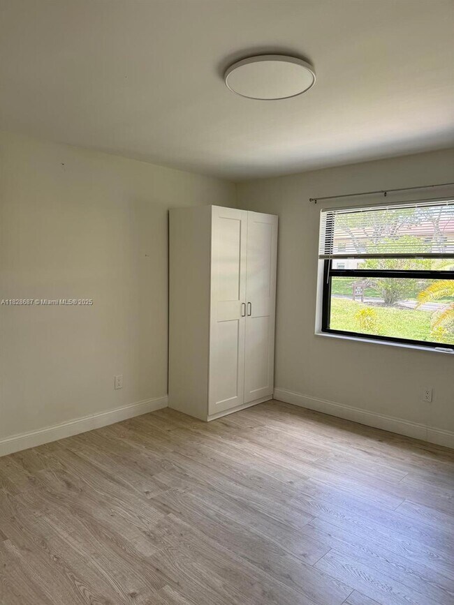 Building Photo - 9293 Vista Del Lago