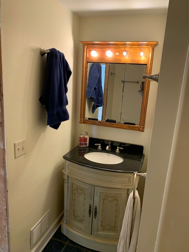 Building Photo - 4268 Sample Ct
