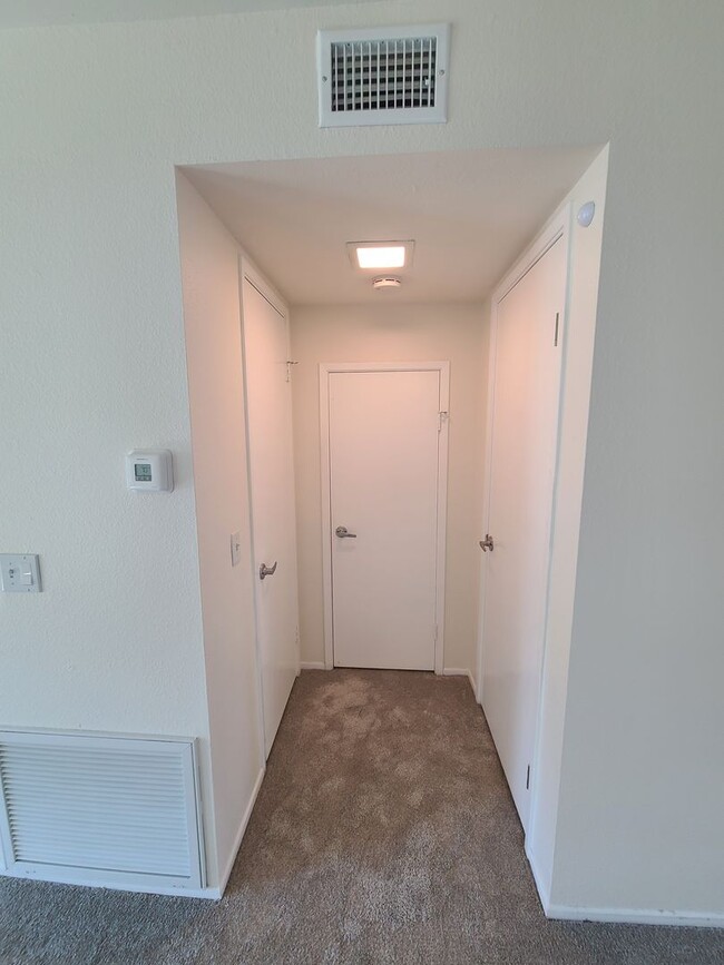 Building Photo - Spacious Two story 3 bed 2.5 baths + 2 car garage in great school district.