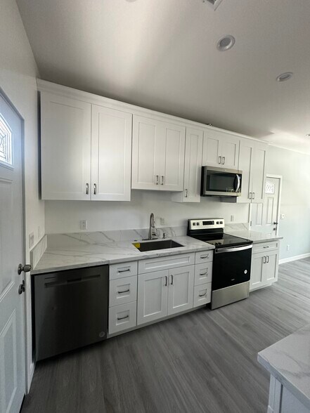 Building Photo - 2134 Park Dr
