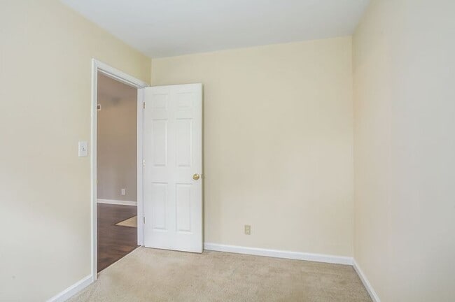 Building Photo - 1221 Villa Ln