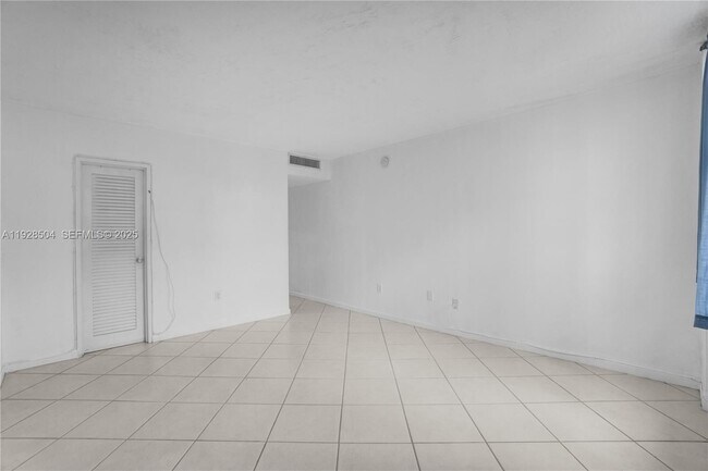 Building Photo - 10350 W Bay Harbor Dr