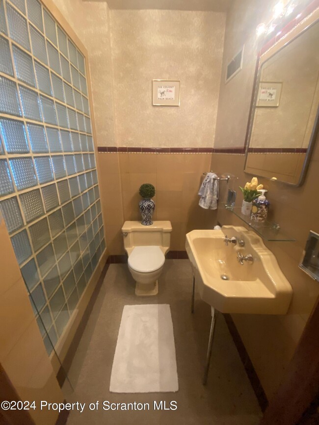 Building Photo - 1008 Electric St