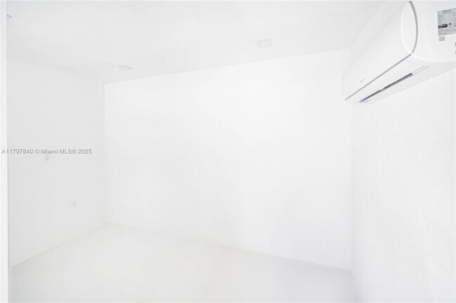 Building Photo - 730 SW 26th Rd