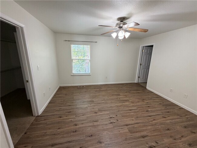 Building Photo - 2301 Skyler Dr